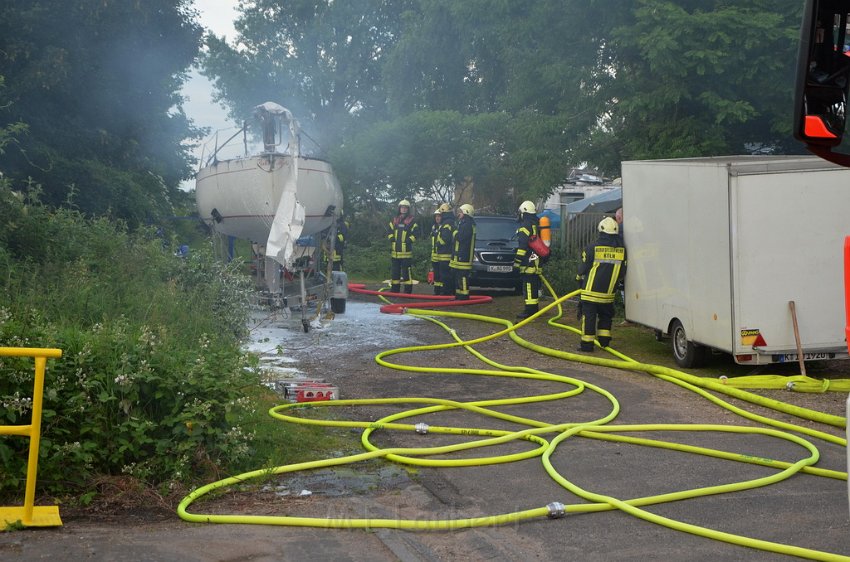 Feuer 1 Yacht explodiert Koeln Muelheim Hafen Muelheim P015.JPG
